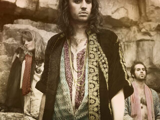 Crystal Fighters naar HMH