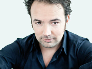 Is Gerard Ekdom clown in de nieuwe clip van Relax?