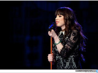 Carly Rae Jepsen blijft staan op #1