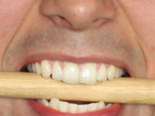 Een tandje bijzetten in de auto is Nooit Grappig