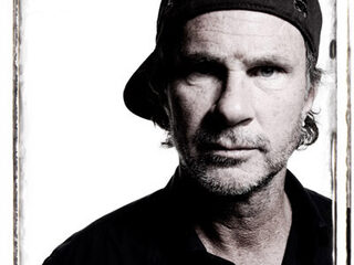 RHCP-drummer moet sorry zeggen tegen voetbalfans