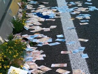 Geldtransport verliest geld op snelweg