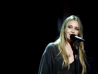 'Birds' van Anouk blijft op #1 in Mega Top 50