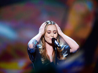 Anouk terug op #1 in Mega Top 50 met ‘Birds’