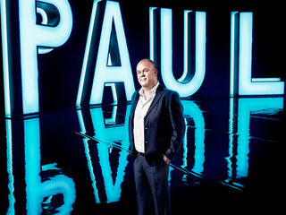 Paul de Leeuw op de speelplaats bij Giel