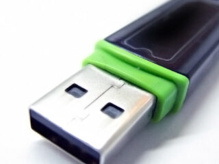 Nooit Grappig: priester showt gay-porn bij presentatie