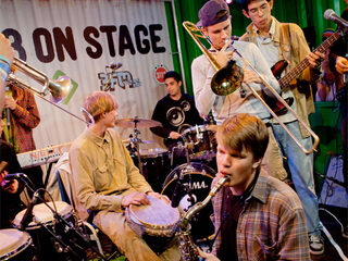 Een ochtend Jungle By Night live