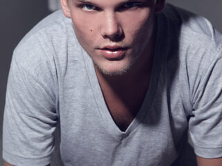 Avicii één van tien langst genoteerde nummer 1-hits