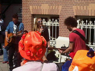 Anouk speelt op de Amsterdamse vrijmarkt