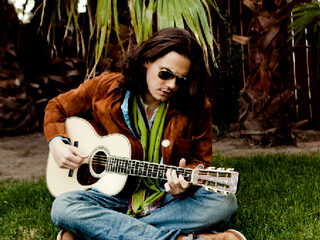 John Mayer zingt voor brandweermannen