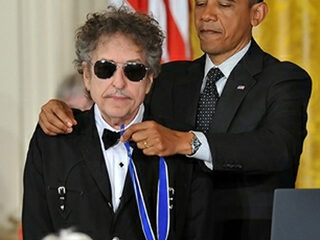 Bob Dylan krijgt onderscheiding van Obama