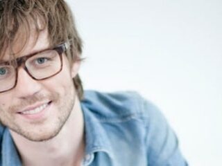 Giel Beelen presenteert de Mega Top 50