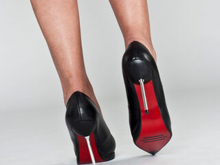 Nooit Grappig: Meisjes die elkaar een hak zetten