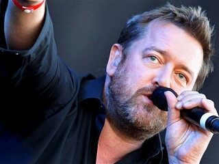 Elbow-zanger bezig met soloproject