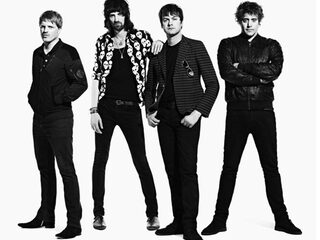 Gigantisch kussengevecht bij Kasabian-concert