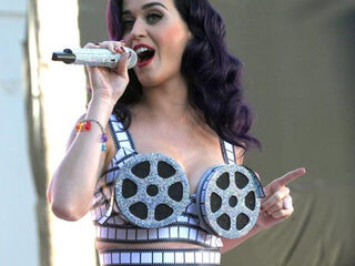 Katy Perry mag ronddraaiende BH niet meer aan