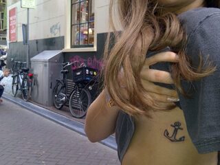 Henk Schiffmacher tatoeëert Lady Gaga