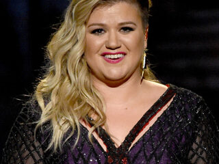 Emotionele Kelly Clarkson scoort elfde top 10-hit VS