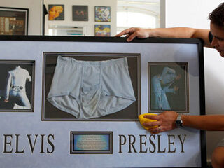 Bijna 74.000 euro voor bijbel Elvis