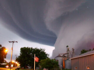 Nooit Grappig: Tijdens 'n tornado je hoofd koel houden