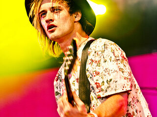 'Holiday' van Will And The People in Paradiso