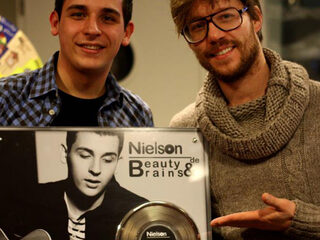 Nielson krijgt platina single voor 'Beauty & The Brains'