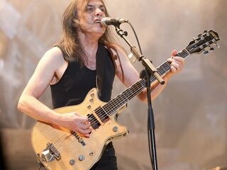 Tributes aan Malcolm Young door de Foo Fighters & Guns N' Roses