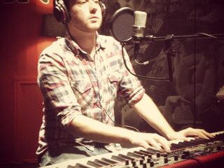 Matt Simons coverde Nielsons 'Sexy Als Ik Dans' live bij Giel