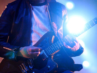 Ook Alex Turner op album Queens Of The Stone Age