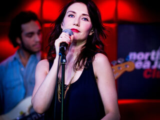 Carice van Houten co-host in 3voor12 Radio
