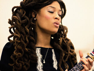 Valerie June live bij Giel