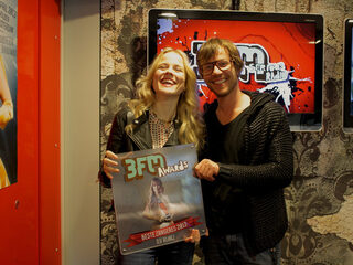 Ilse DeLange neemt 3FM Award in ontvangst bij Giel