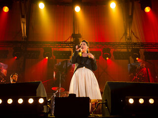 Caro Emerald live bij Giel