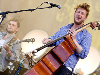 Mumford & Sons-bassist uit het ziekenhuis
