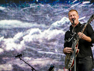 QOTSA geinterviewd door 12-jarigen