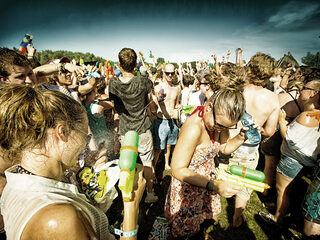 Gezocht: wie staan er op deze Lowlands-watergevecht-foto?