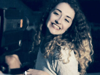 Bekijk videoclip 'Sunglasses' van Mondae