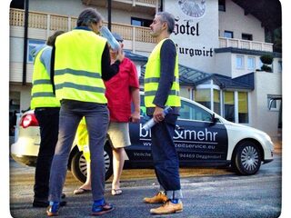Triggerfinger strandt met tourbus langs Duitse snelweg