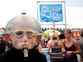 Nat gaan bij de douane is Nooit Grappig