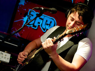 Jaimi Faulkner maakt zonnige bluegrass-versie van 'Lips Are Moving'