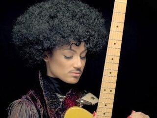 Vrouwelijk model speelt Prince in videoclip 'Breakfast Can Wait'