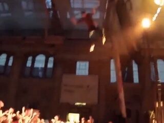 Rapper Watsky maakt levensgevaarlijke stagedive