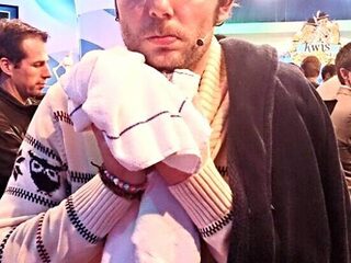 Coen naait Sander in De Kwis