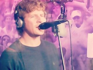 Racoon doet 'Shoes of Lightning' live bij Giel