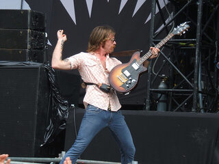 Zanger Eagles of Death Metal pleit voor vrij wapenbezit