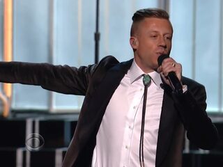 Macklemore maakt in lief filmpje bekend dat hij vader wordt