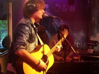 Rigby speelt nieuwe single live bij Giel