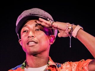 Pharrell Williams verrast afgestudeerde studenten met videoboodschap