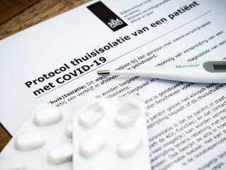 Linde (18) zit in thuisisolatie door het coronavirus: 'Ik voel me niet heel ziek'