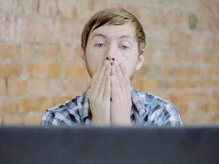 Dit is dé nieuwe manier om je vrienden te fucken die zijn vergeten uit te loggen